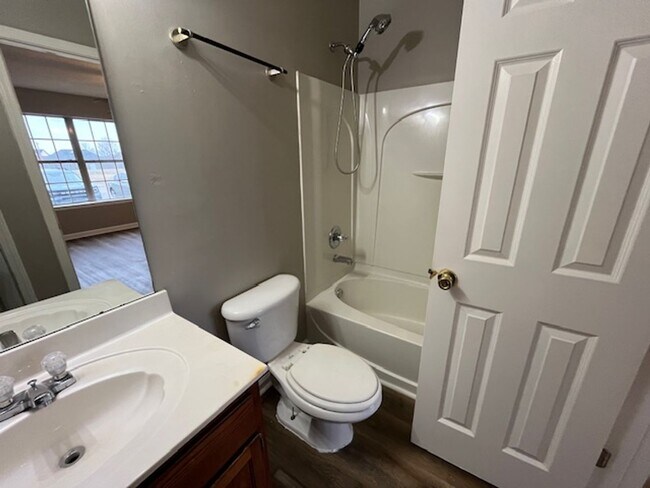 Building Photo - Renovated 3 Bedroom 3 Bath Townhome for Rent!