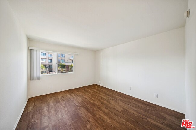 Building Photo - 870 Crenshaw Blvd