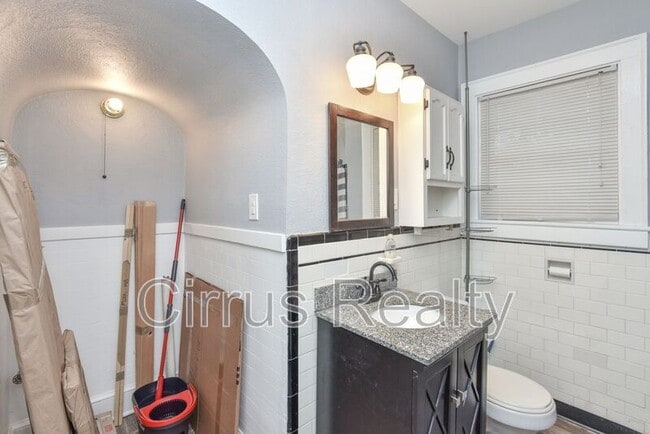 Building Photo - 10 Parkside Pl