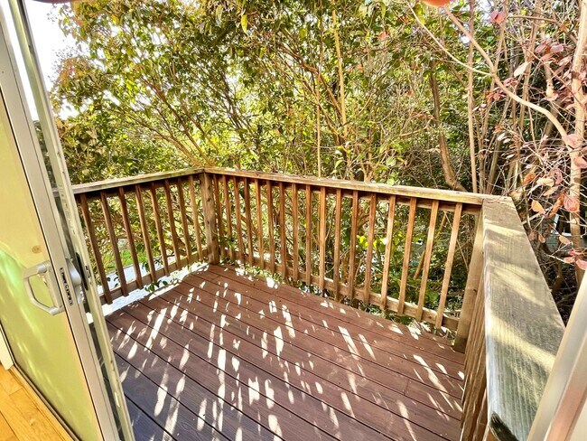 Building Photo - Bernal Heights 2Br House with Skylights, V...