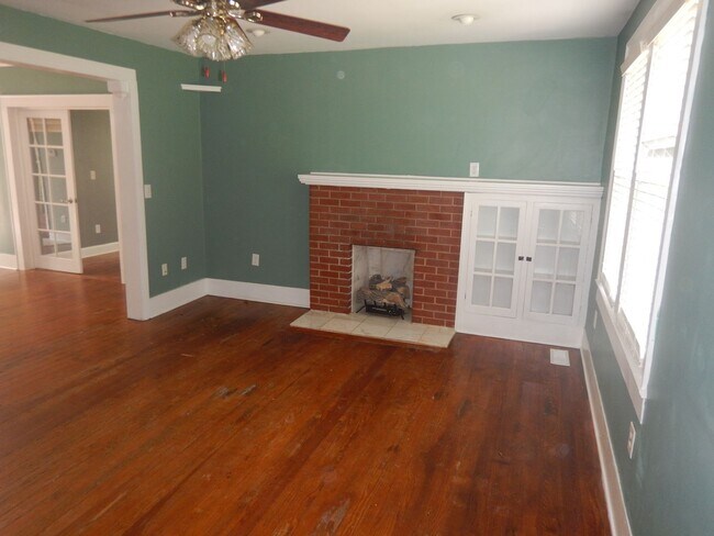 Building Photo - 3 Bedroom 2 Bath house on level lot. Pet Friendly