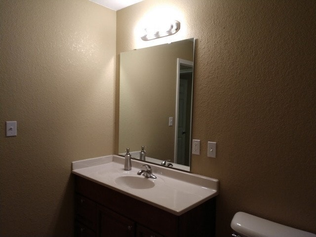 Building Photo - Large 3 Bed/ 2 Bath Townhome on West Side!