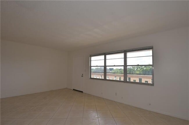 Building Photo - 2801 Victoria Way