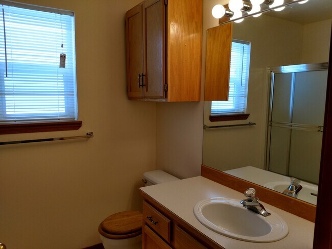 Building Photo - Charming three-bedroom home in Coeur d Alene