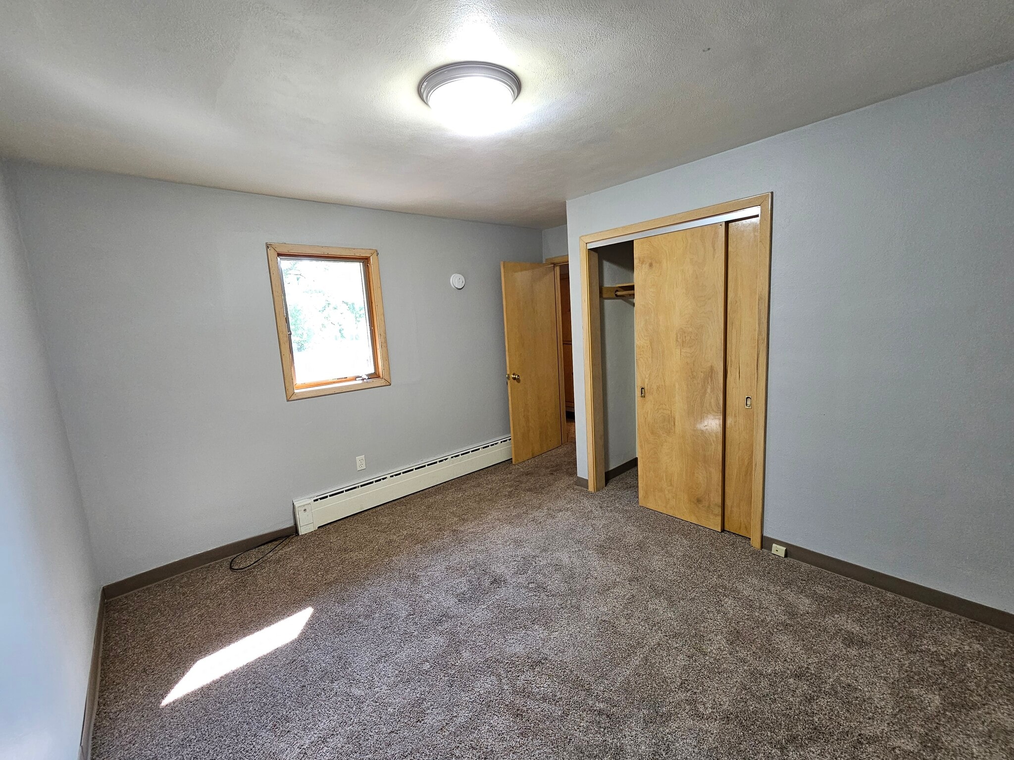 Building Photo - 927 W Linden St