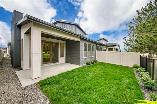 Building Photo - AstoriaTownHome