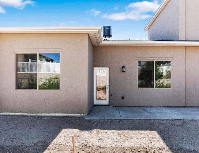 Building Photo - 3 Bed 2 Bath Townhome!