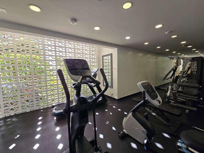 Building Photo - Fully Furnished Executive Condo Rental 2br/2ba/1pkg - Waikiki
