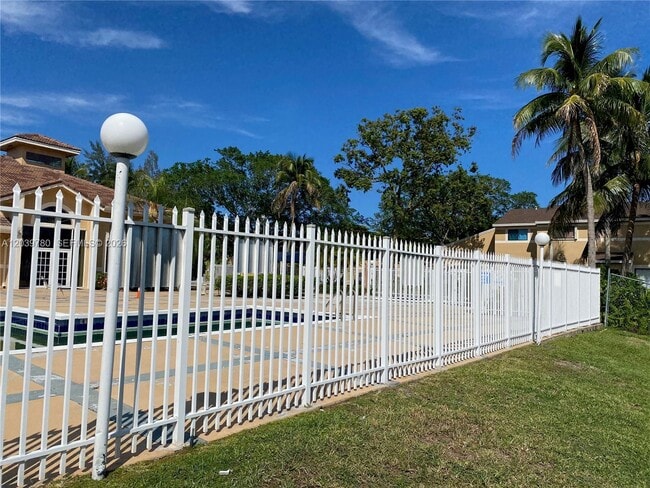 Building Photo - 450 Palm Cir W