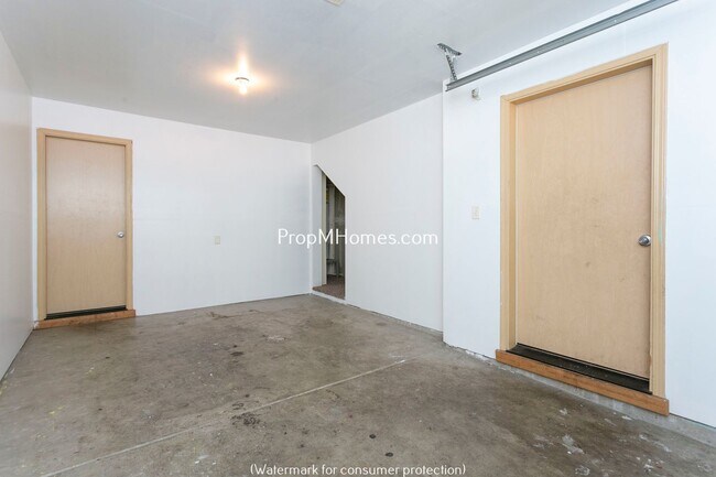 Building Photo - Comfortable 3-Story Townhome in Powellhurs...