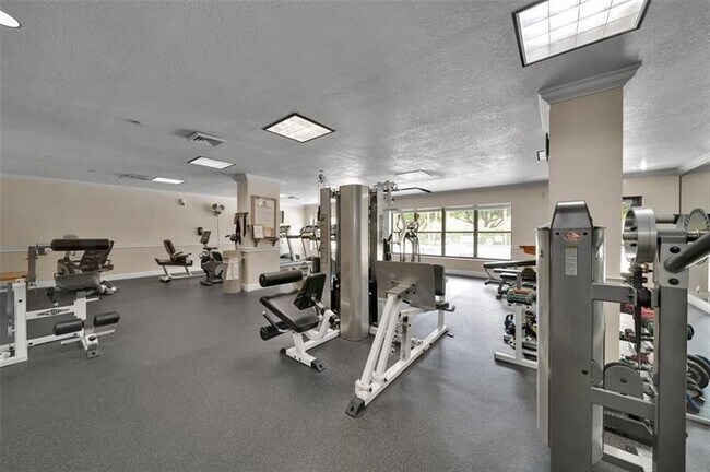 Building Photo - 3200 Port Royale Dr N