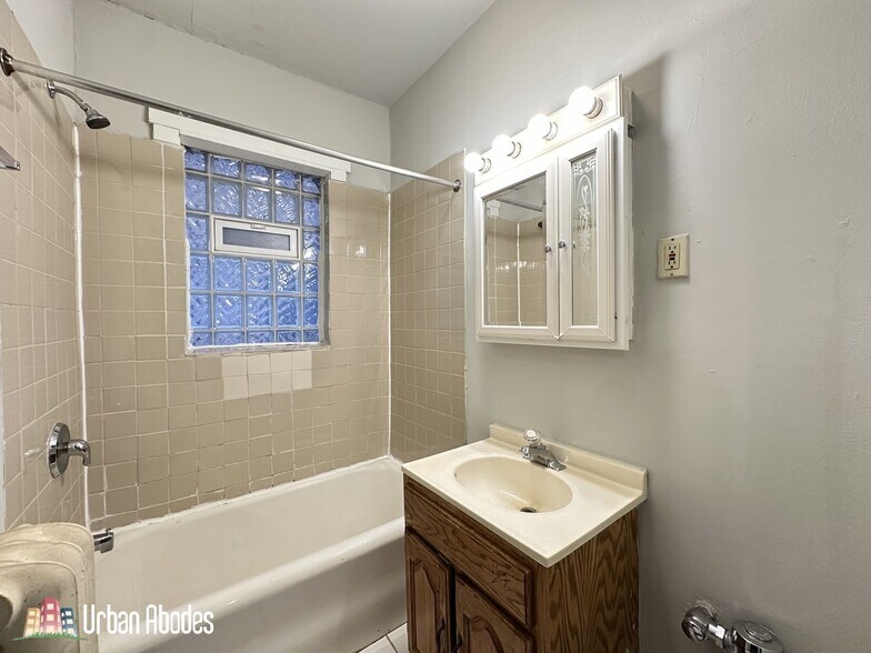 Building Photo - 4224 N Paulina St