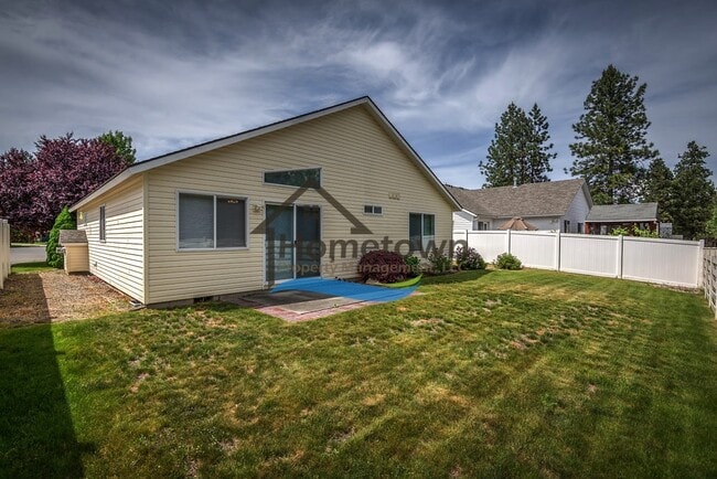 Building Photo - Lovely 3 Bedroom 2 Bath Home w/ 2 Car Gara...