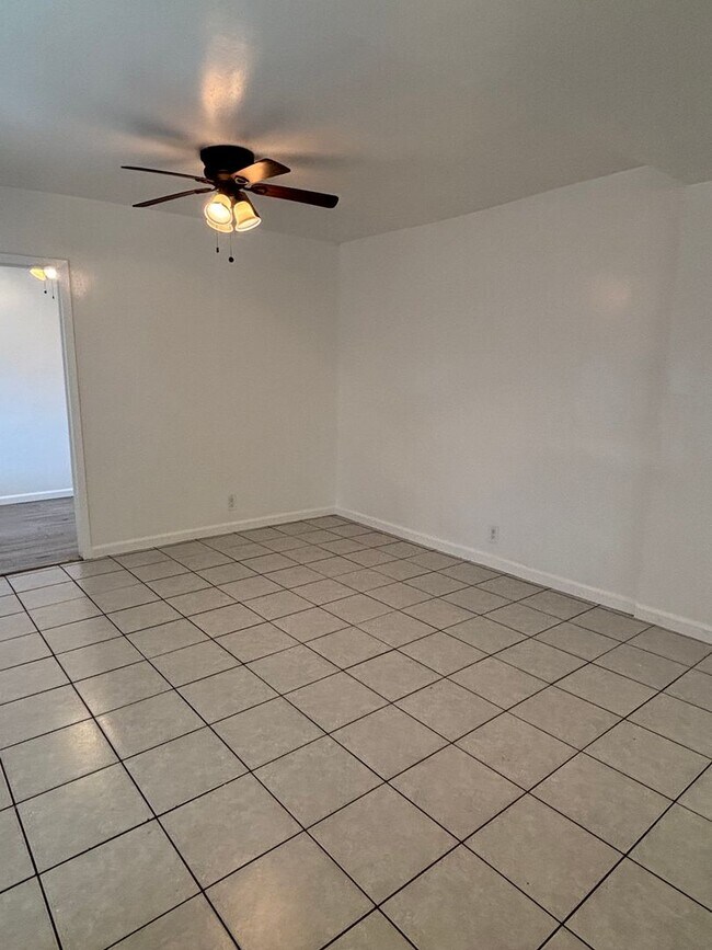 Building Photo - Beautiful 1 Bed Backhouse Available Now!