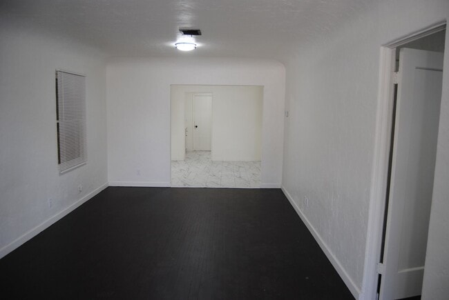 Building Photo - 408 Oildale Dr