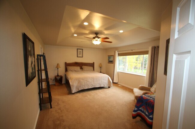 Building Photo - Lovely 4-Bedroom, 2.5-Bathroom Fully Furni...