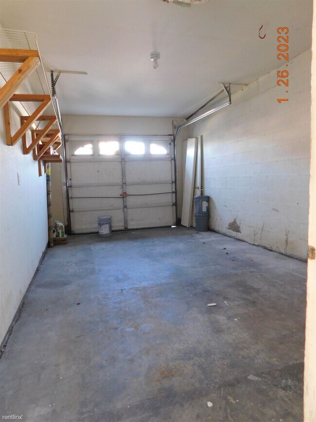 Building Photo - 3 br, 1.5 bath Townhome - 7926 Van Patten Rd