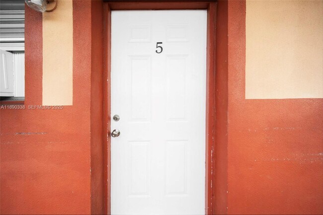 Building Photo - 40 W 4th St