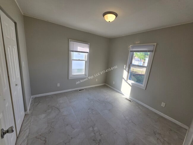 Building Photo - Cute 2 bedroom house with XL 2 car garage!