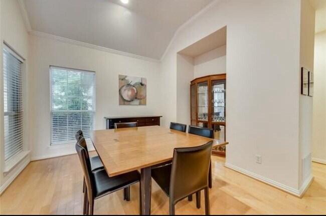 Building Photo - Beautiful 4 Bedrooms, 2.5 baths property i...