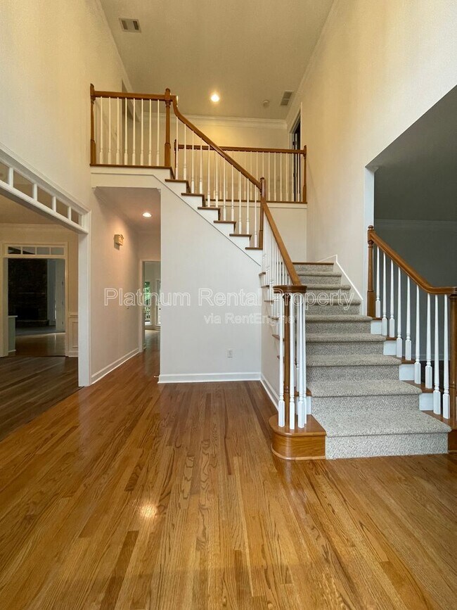 Building Photo - 870 Ingleside Dr