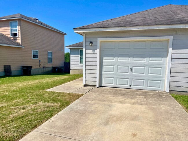 Building Photo - 13031-13033 O'Connor Cove