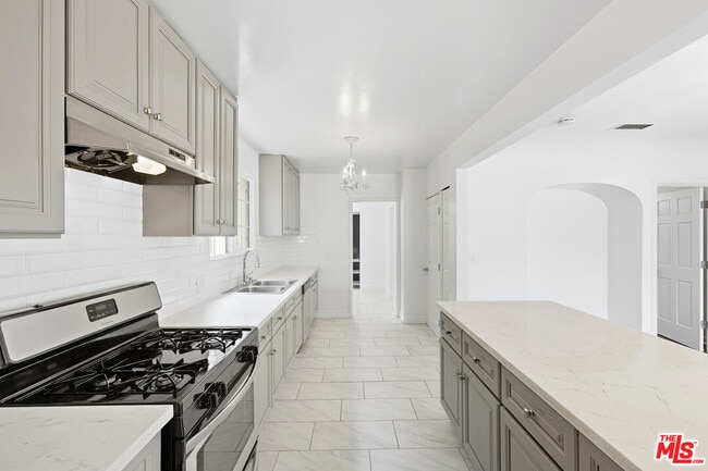 Building Photo - 2132 Cove Ave
