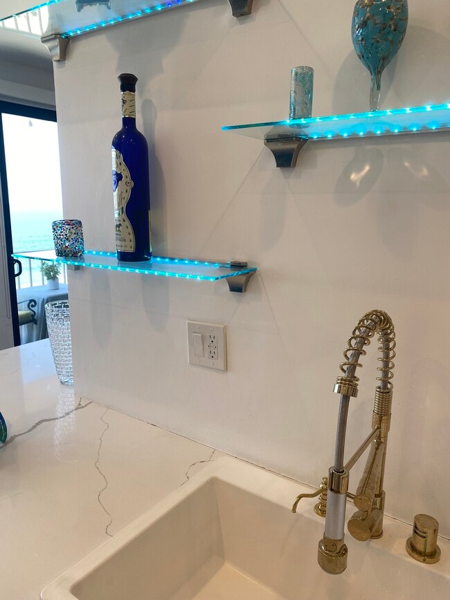 lighting at the bar area around kitchen counter - 727 Esplanade