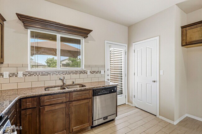 Building Photo - 7533 Red Cedar Dr