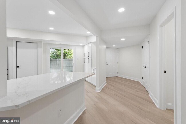 Building Photo - 911 Chanticleer
