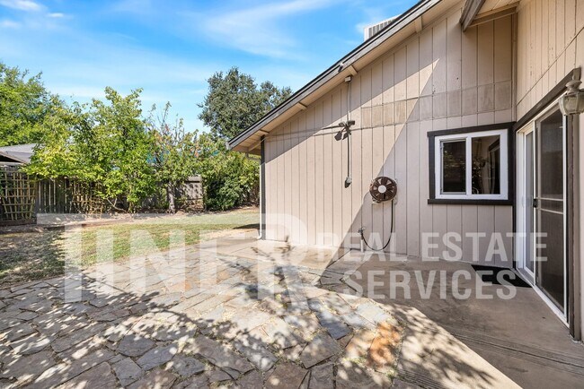 Building Photo - 639 Flower Dr