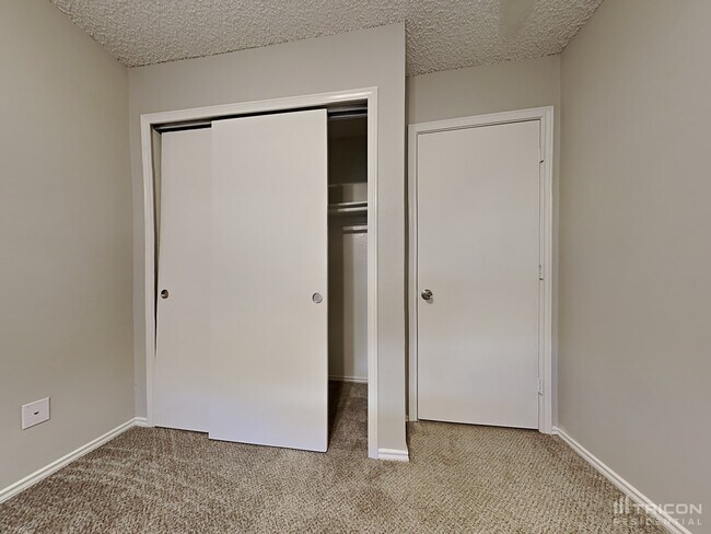 Building Photo - 906 Sylvan Creek Dr