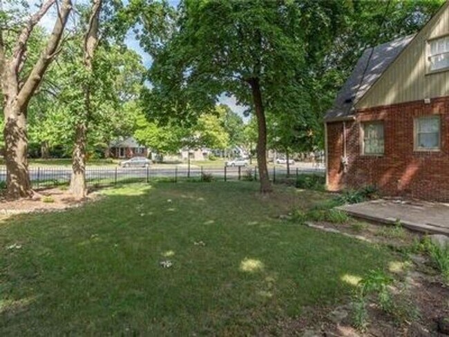 Building Photo - Lovely Forest Hills Home