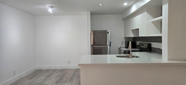 Building Photo - 10930 Royal Palm Blvd