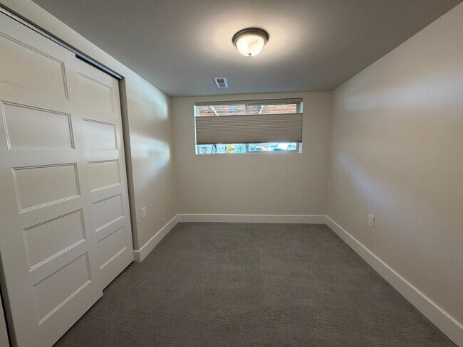 Building Photo - 2036 Highland View Cir