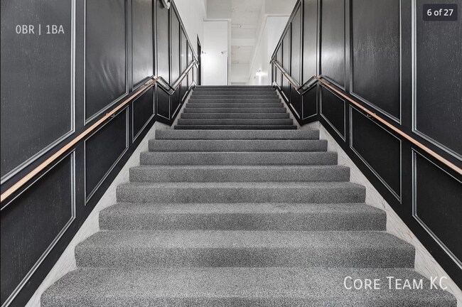 Building Photo - 320 W 7th St