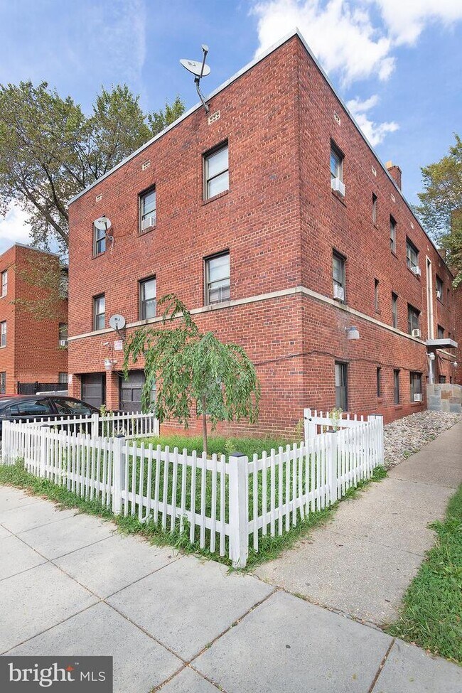 Building Photo - 1631 6th St NW