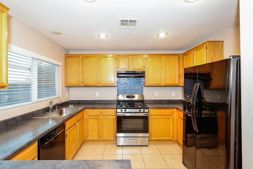 Building Photo - 6384 Whispering Clouds Ct