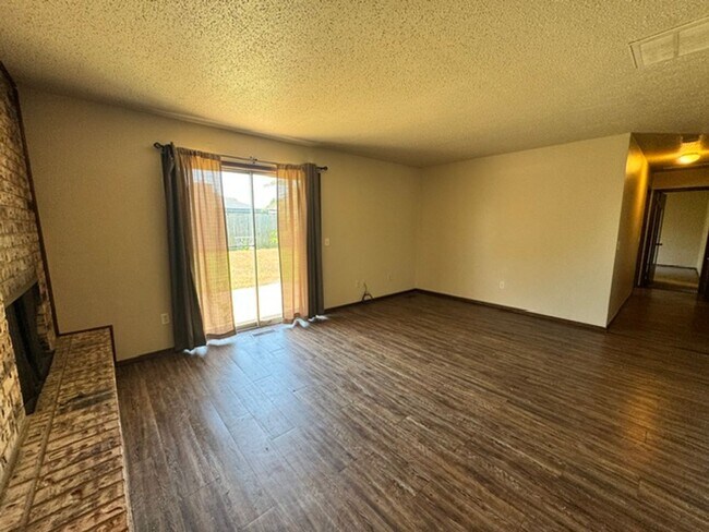 Building Photo - 2 Bedrooms, 1 1/2 baths and a 1 car garage duplex for rent in SW OKC near SW 89th and Penn!