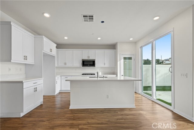 Building Photo - 880 Julie Pl