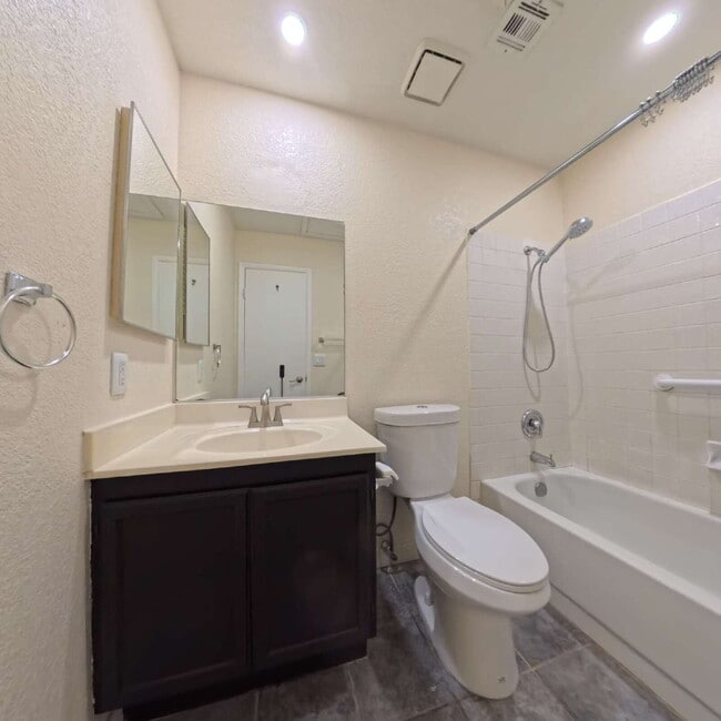 Building Photo - Beautiful 2 Bedroom 2 Bathroom Condo at The Lakes!