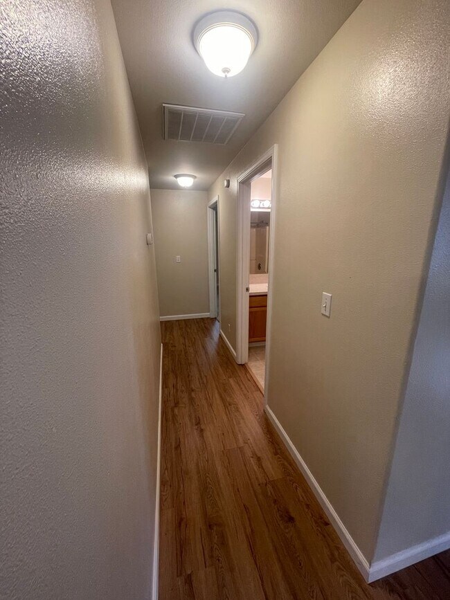 Building Photo - Convieniently located charming three bedroom duplex with modern updates!