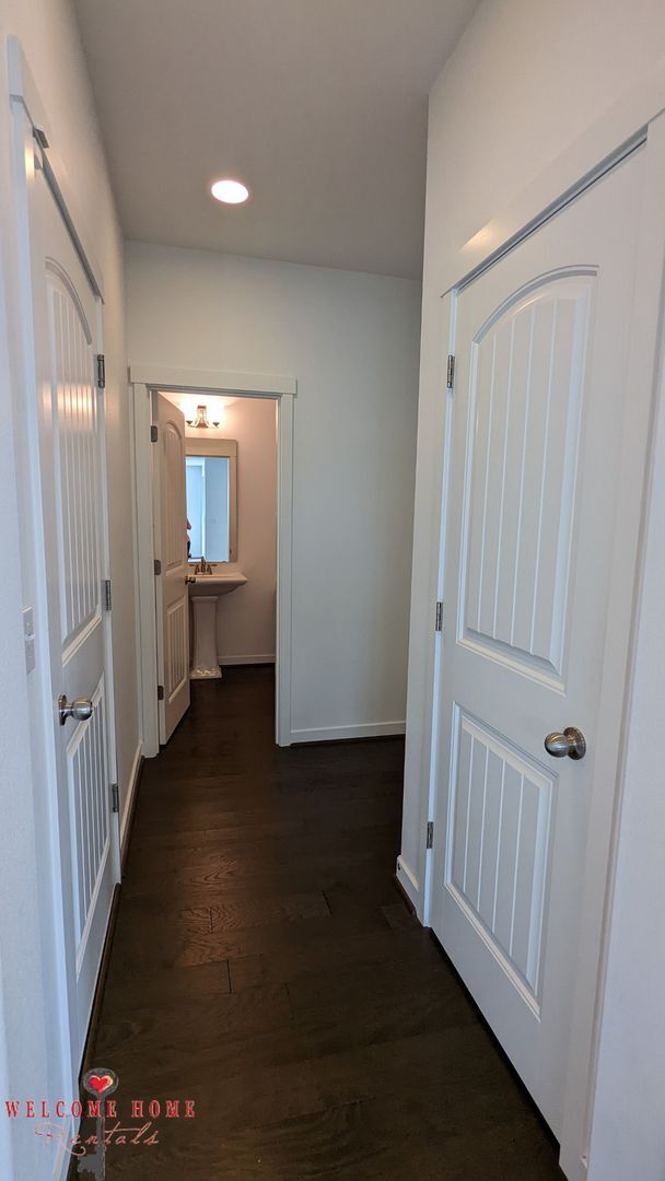 Building Photo - Beautiful open floorplan with FOUR large bedrooms and a cute office!!  AIR CONDITIONING!!!  NEW C...