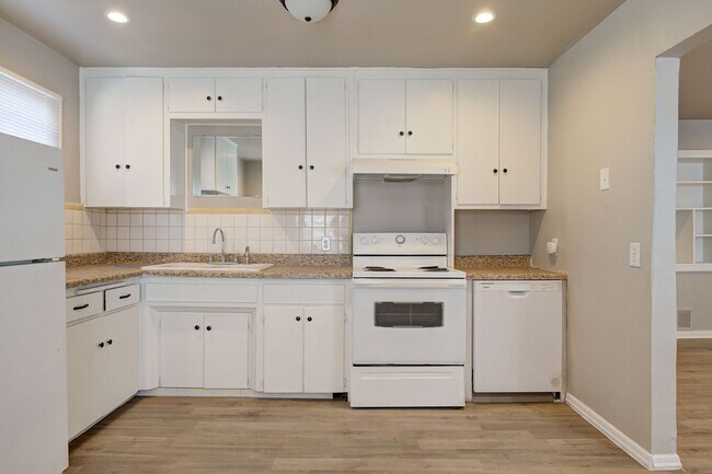 Building Photo - Newly remodeled Duplex in Midwest City