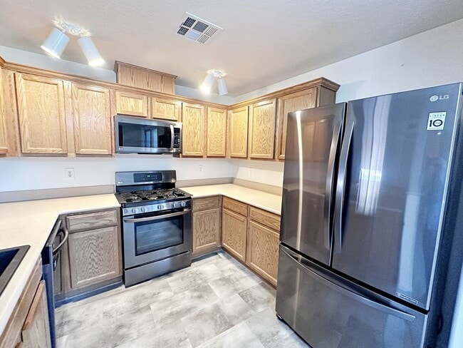 Building Photo - 1 BEDROOM DOWNSTAIRS CONDO IN GATED COMMUNITY 1 CAR GARAGE