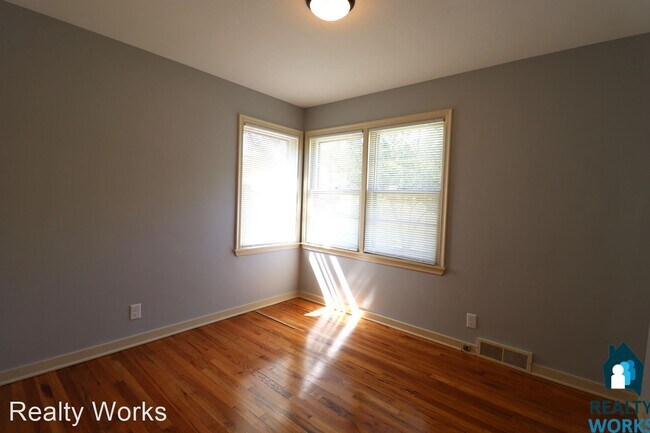 Building Photo - 3 br, 1 bath House - 410 N Cotner Blvd