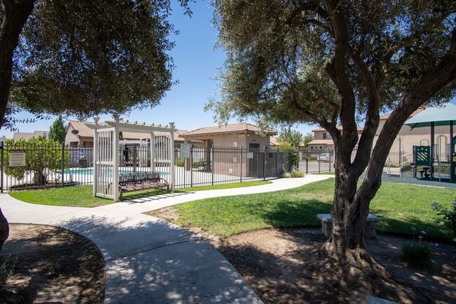 Building Photo - Full Furnished Short or Long-term rental in highly desired neighborhood