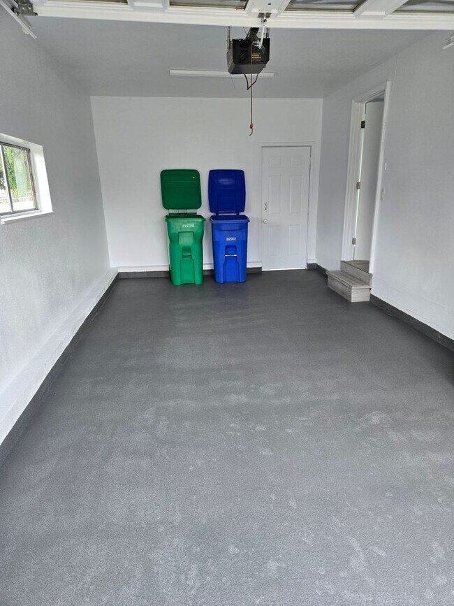 Building Photo - All like NEW Inside ! Great walk & bike scores - Large fenced backyard !