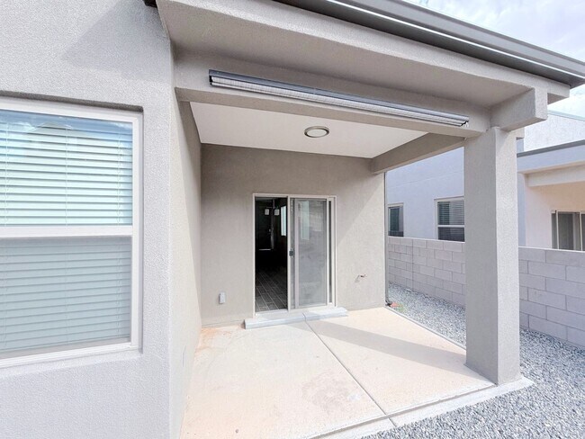 Building Photo - Beautiful 3 bed 2 bath home in Enchanted Hills area of Rio Rancho. Refrigerated Air! Near Hwy 550