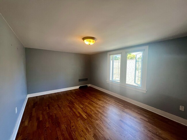 Building Photo - Updated 1920s 4BD